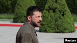 Президент України Володимир Зеленський бере участь у церемонії привітання під час зустрічі Європейської політичної спільноти, Молдова, 1 червня 2023 року