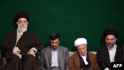 آیت الله خامنه ای در گذشته به طور علنی اعلام کرده بود که دیدگاه های محمود احمدی نژاد را به خود نزدیکتر می داند تا دیدگاه های هاشمی رفسنجانی. 