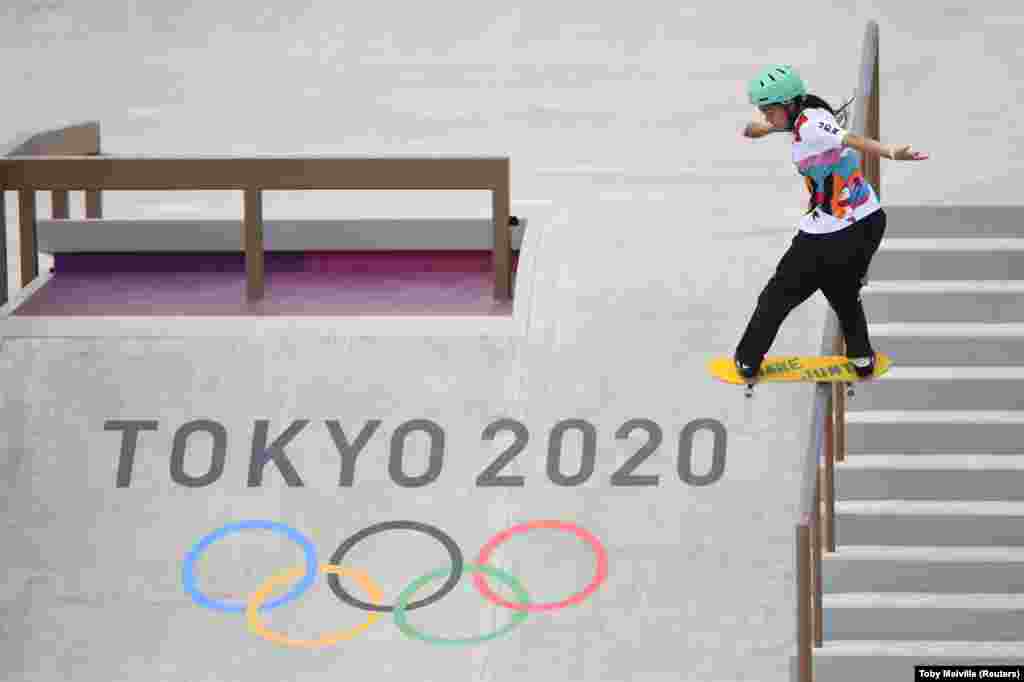 A japán&nbsp;Funa Nakayama a női döntőben. A versenyzők street, azaz utcai és park kategóriában indulhattak. A tokiói olimpiára összesen nyolcvan gördeszkás kvalifikálta magát