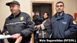 Согласно закону, банк инициирует выселение заемщика из залогового жилья в случае просрочки на шесть и более месяцев