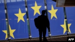 Чоловік біля будівлі Європпарламенту, де проводяться обшуки в рамках бельгійського розслідування ймовірного російського втручання та ймовірної корупції в Брюсселі, 29 травня 2024 року