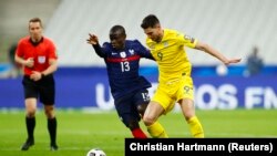 Французи (в синій формі) після зустрічі з українцями опір команди Казахстану не помітили