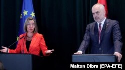 Shefja për Politikë të Jashtme dhe Siguri e BE-së, Federica Mogherini dhe kryeministri i Shqipërisë, Edi Rama. Tiranë, 18 prill, 2018.
