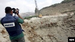 در طرح پيشنهادی، هرگونه حمله با قصد هدف گرفتن خبرنگاران و همکاران فنی آنان در مناطق جنگی محکوم شده است.