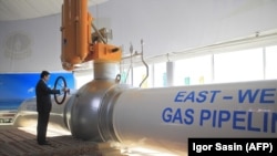 Президент Туркменистана Гурбангулы Бердымухамедов на открытии ветки газопровода.  23 декабря 2015 года.