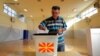 Një person duke votuar në referendumin e 30 shtatorit në Maqedoni.