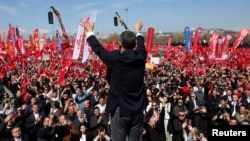 Озґул Озел (на передньому плані) виступає перед учасниками протесту в Стамбулі, 29 березня 2025 року