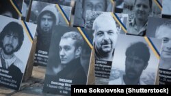 Портрети героїв Небесної сотні (©Shutterstock)