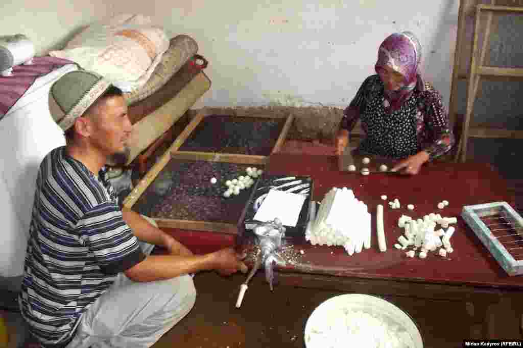 Жүрөркул курут жайганды быйыл эле баштаган. Ал буга чейин апасы көп жыл бою курут кургатып, бизнес кылып жүргөнүн айтат.