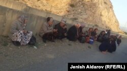 Чек арадагы Көк-Таш айылынын тургундары. Куралдуу жанжал башталганда коопсузга жайга чыгуу учуру. 29-апрель 2021-жыл