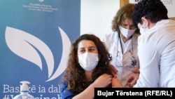 Fotografi arkivi: Një qytetare e Kosovës duke u vaksinuar kundër koronavirusit.