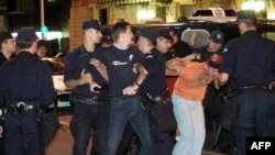 Hapšenje pristalica SRS-a na protestu u Beogradu 2008. godine