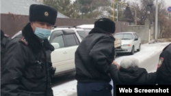 Полиция Кытайдын Алматыдагы консулдугунун алдында нааразылык акциясына чыккандарды кармап баратат. 9-декабрь, 2021-жыл. 