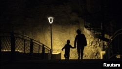 В России нет организации, которая приютила бы женщин с детьми на длительное время. Женщины и дети, испытавшие насилие, нуждаются в длительной психологической реабилитации и часто ничего не имеют за душой