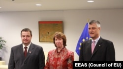 Ketrin Ešton sa Ivicom Dačićem i Hašimom Tačijem na razgovorima u Briselu, 21. maj 2013.