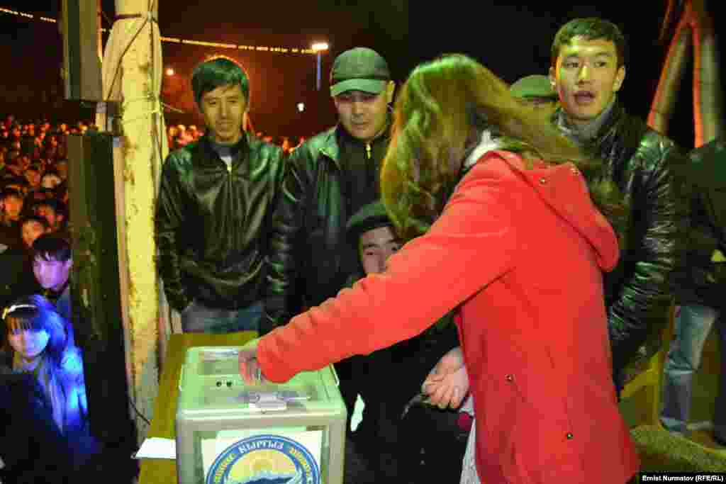 Көпүрө курулушуна салым кошуп жаткандар.