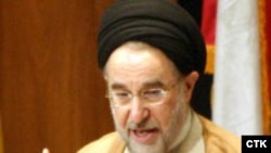 آقای خاتمی اعلام کرد که صحنه دست دادن وی با زنان ایتالیایی «غیر واقعی است.»