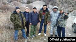 Прокурор Анарбай Мамажакыпов (третий слева), Мелис Калыков (первый слева). 