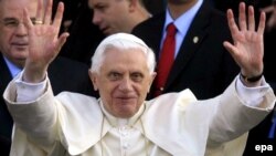 پاپ در سخنرانی هفتگی اش در ميدان سن پيتررم، رهبر کليسای کاتوليک، به پيروانش هشدار داد کسانی که مرتکب گناه شوند و از درگاه الهی تقاضای عفو نکنند در آتش جهنم خواهند سوخت.