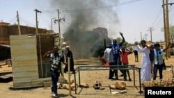 Demonstranti u Kartumu koji traže da Prelazno vojno vijeće preda vlast civilima. 