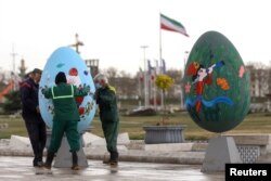 Ноорузга байланыштуу сүрөт тартылган жасалгалар орнотулууда. Тегеран, Иран. 2021-жылдын 17-марты.