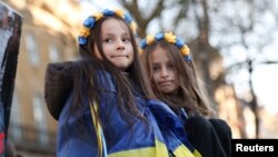 Украинанын желегин жамынган Настя менен Алина, Лондон, 2-март, 2025-жыл