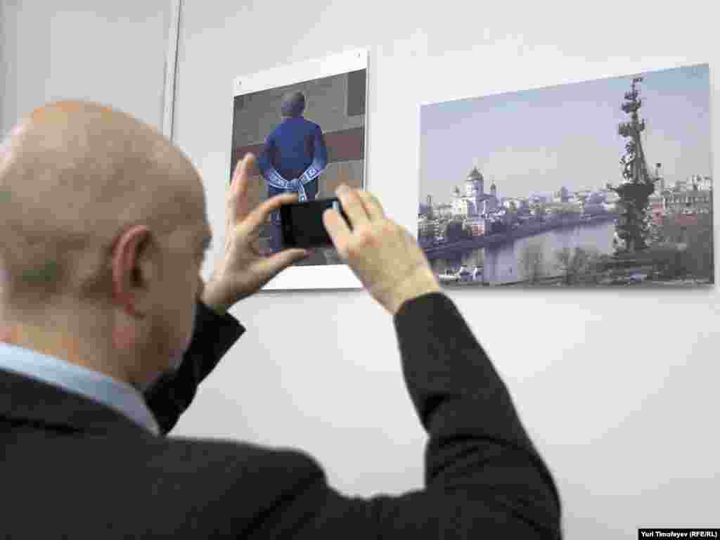 Работы Михаила Серебрякова (слева) и Игоря Макарова