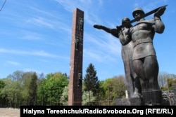 Монумент слави обгороджують у Львові, 23 квітня 2018 року