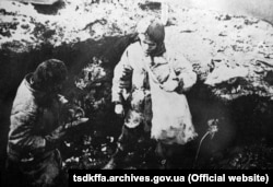 Голодные дети ищут пищу. Репродукция. УССР, 1932–1933 гг.