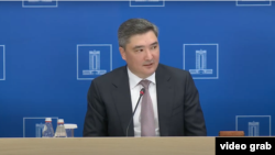 Премьер-министр Олжас Бектенов журналистердің сұрақтарына жауап беріп отыр. Астана, 16 шілде, 2025 жыл.