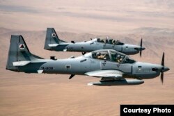 دو فروند از هواپیماهای تهاجمی سبک اِی-۲۹بی سوپر توکانو تیپ هوایی کابل، سال‌ها پیش از تسلط طالبان بر افغانستان