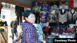 Орусия -- Чита шаарынын базарындагы кыргыз мигранты.