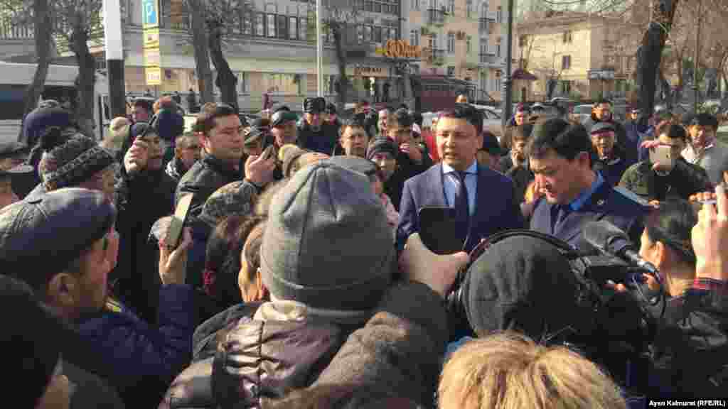 Билік партиясы кеңсесінен шыққан адам өзін &quot;жергілікті партия ұйымының жетекшісімін&quot; деп таныстырып, талаптарын ғимаратқа кіріп айтуды ұсынды.