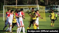 Инцидент во врем матча. В черно-желтой форме ФК "Алай", в бело-красной - "Алга".