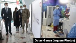 Începutul campaniei de vaccinare a fost marcat de liste de așteptare și cozi la centrele de vaccinare. Finalul acesteia ar putea fi reprezentat de distrugerea surplusului de vaccinuri. 