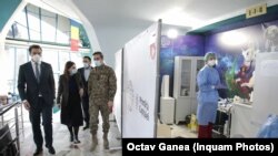 Campania de vaccinare este coordonată de colonelul Valeriu Gheorghiță și secretarul de stat, Andrei Baciu. Imagine de la un centru de vaccinare din București.
