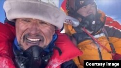 Эдуард Кубатовдун Эверест чокусунда жасаган видеокайрылуусу. 23-май, 2021-жыл.