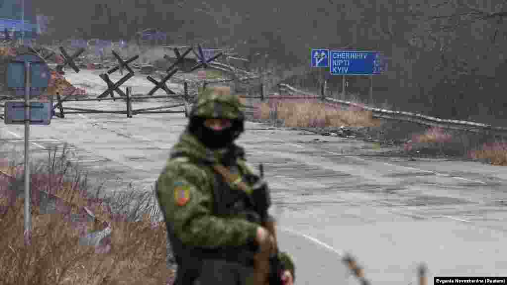 Белорусский пограничник несёт вахту возле пункта пропуска &laquo;Новая Гута&raquo;. Белорусские солдаты на границе вооружены автоматами Калашникова, каждый в каске и бронежилете