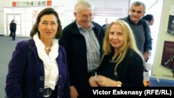 Doina Uricariu (dr.) între scriitori și traducători la standul României de la Tîrgul Internațional de Carte de la Frankfurt 2011