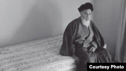 یکی از عکس‌های رضا دقتی از روح‌الله خمینی، تهران، ۱۳۵۷