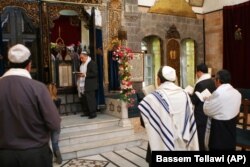 مراسم بزرگداشت عید پسح در یکی از کنیسه‌های یهودیان در دمشق در آوریل ۲۰۰۸