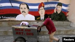 Plakat sa likovima Huge Čaveza, Fidela Kastra i Daniela Ortege, Nikaragva, mart 2013.