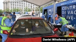 Румънци се ваксинират срещу коронавирус, Букурещ, 29 април 2021. Снимката е илюстративна.