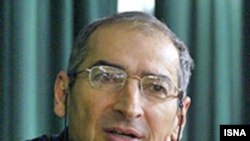 زیبا کلام: «جمعيت ايران جوان است و اين جمعيت جوان بيشتر تمايل به انتخاب اصلاح طلبان در انتخابات پيش روی دارد و اين يکی از دلايلی است که نمايندگان مجلس هفتم را به تصويب اين طرح وا داشته است.»