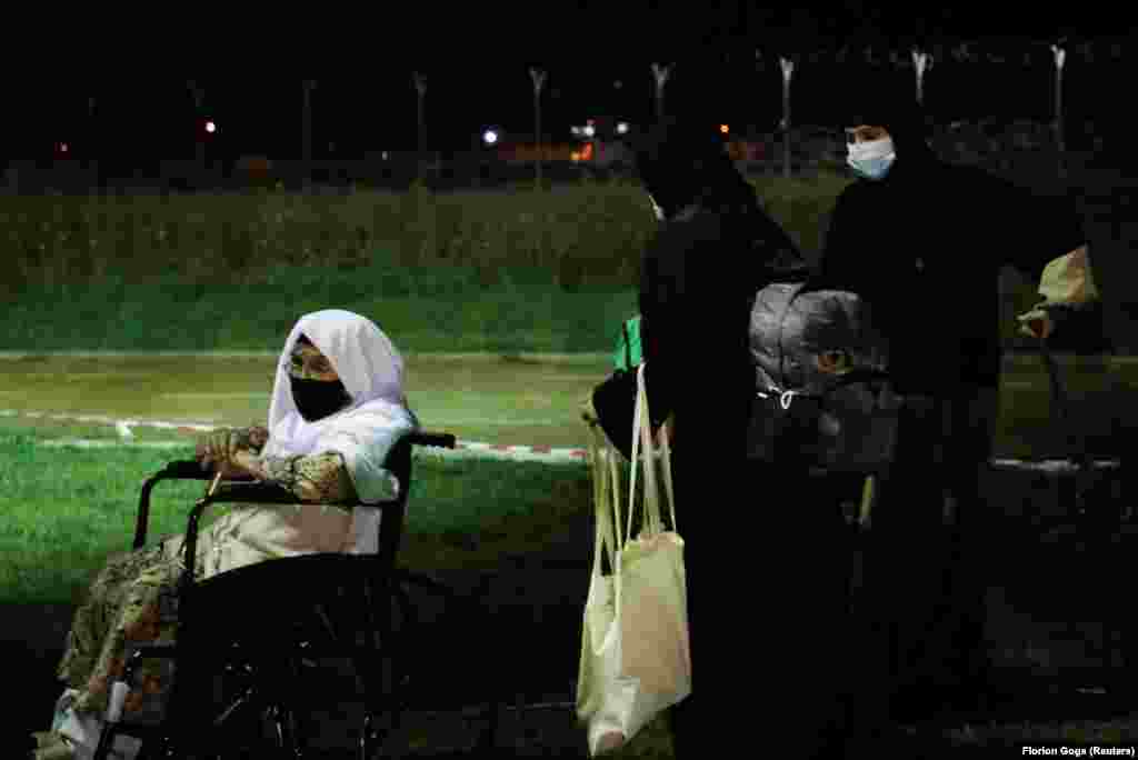 Në aeroport, për të pritur qytetarët afganë kishte dalë Ministrja e Jashtme shqiptare, Olta Xhaçka, dhe mbasadorja e Shteteve të Bashkuara, Yuri Kim.