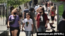 Люди на улице в Ереване. 10 сентября 2020 года.