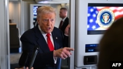 АҚШ президенті Дональд Трамп ұшақта журналистер сауалына жауап беріп тұр. 31 қазан, 2025 жыл.