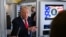 АКШ президенти Дональд Трамп Air Force One учагынын бортунда журналисттердин суроолоруна жооп берип жатат. 31-октябрь, 2025-жыл.