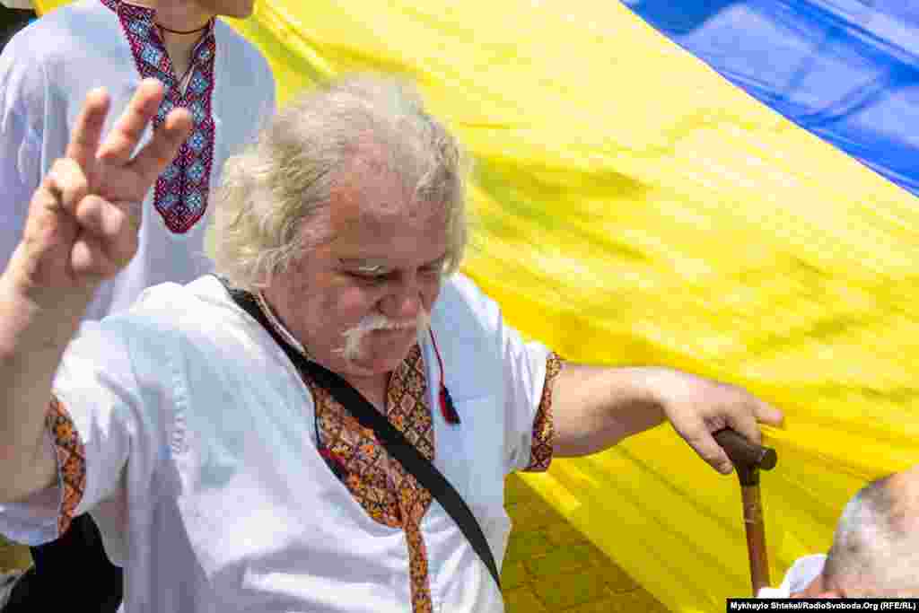 Постійний учасник проукраїнських акцій демонструє відомий жест, що означає тризуб