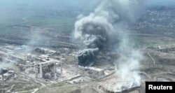Fumul se ridică deasupra uzinei Azovstal din Mariupol. Imagini obținute cu drona.